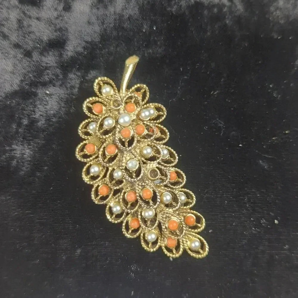 Vintage 3-D Gold Leaf Brooch - Picture 1 of 5